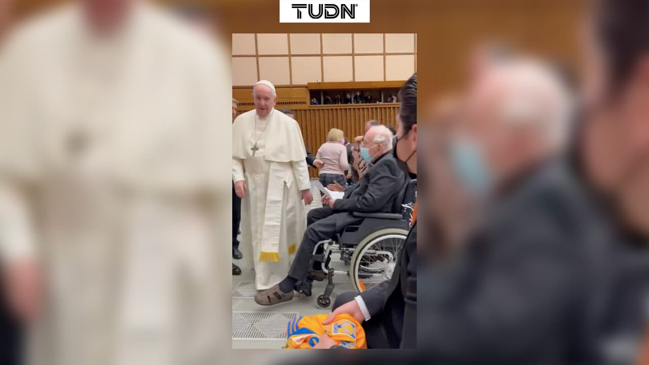 Samuel García regala playeras de Tigres y Rayados al Papa Francisco