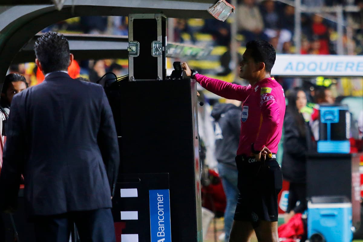 Al minuto 20 del partido el árbitro Jorge Antonio Pérez decidió revisar una jugada en el VAR, la cual resultó determinante en el desarrollo del partido.