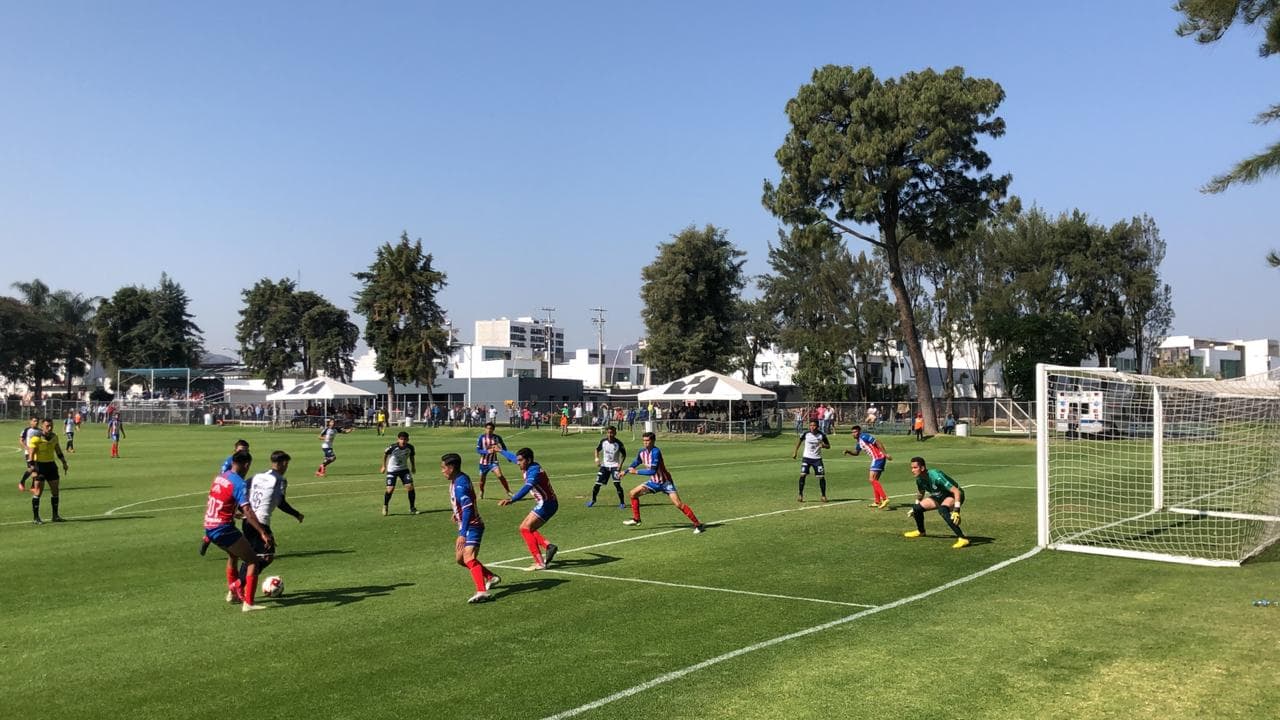 Alexis Vega anota en Chivas hasta cuando está “expulsado”