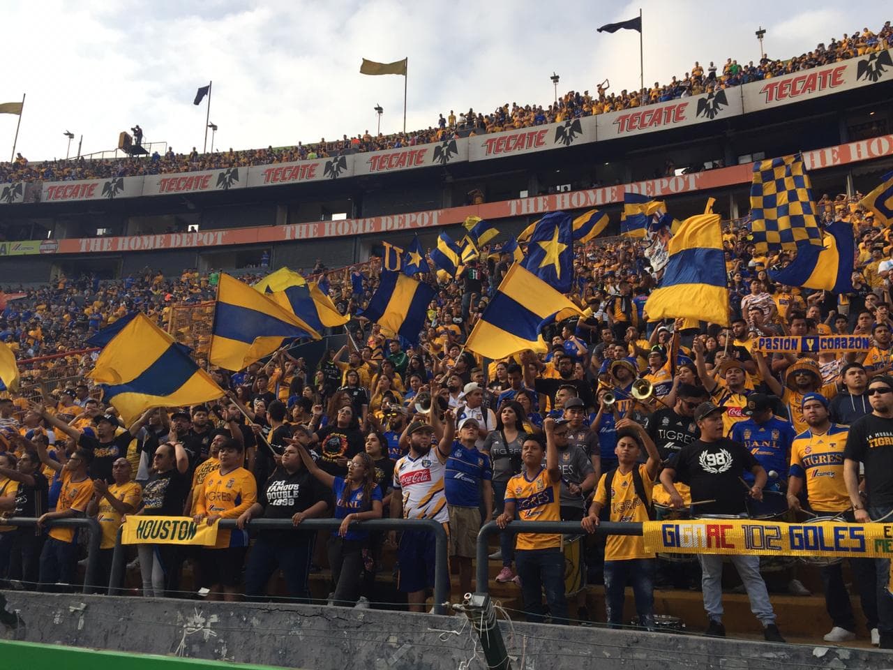 Durante el juego, la afición de Tigres estuvo apoyando a su equipo contra Pachuca por los Cuartos de Final de la Liguilla.