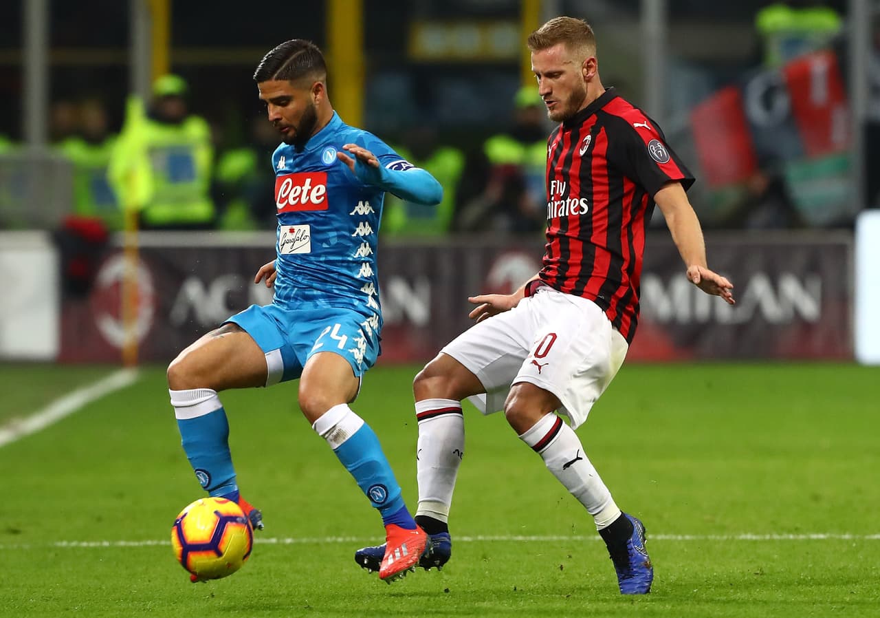 Napoli intentó sacudirse la presión y el dominio del Milan, pero las cosas estaban complicadas.