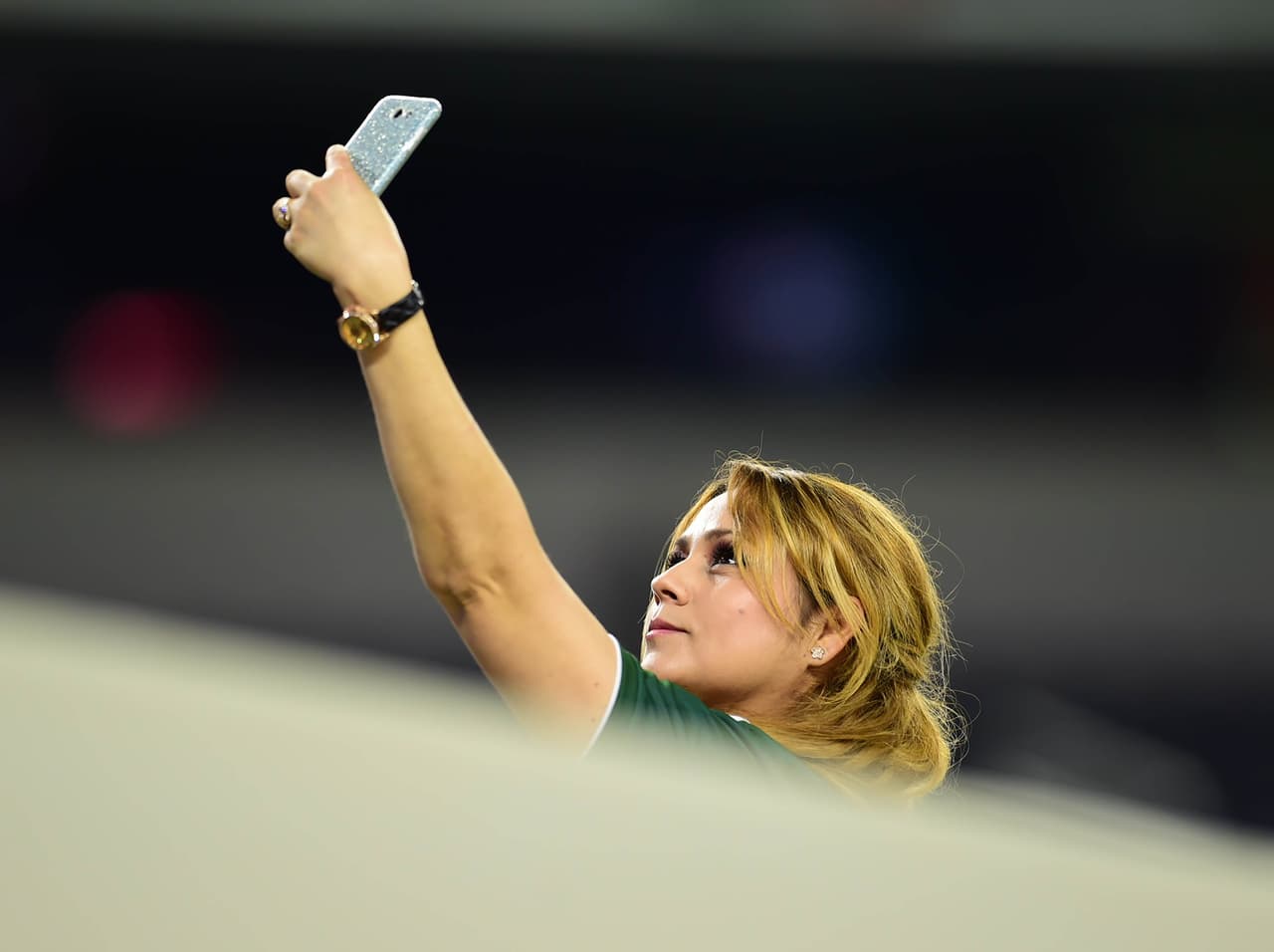 La afición mexicana, a pesar del mal clima en Dallas, se acercó al AT&T Stadium con su belleza y colorido para apoyar al Tri en el segundo partido de la Fecha FIFA, después de ganarle a Islandia en Santa Clara la semana pasada.