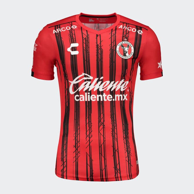 Los Xolos de Tijuana han estrenado ante Boca Juniors su playera principal para esta nueva temporada, pero también realizaron el lanzamiento de la alternativa en sus plataformas digitales. Con diseños novedosos, que hacen referencia al poder de la Jauría, el equipo de la frontera está listo para iniciar la Liga MX.