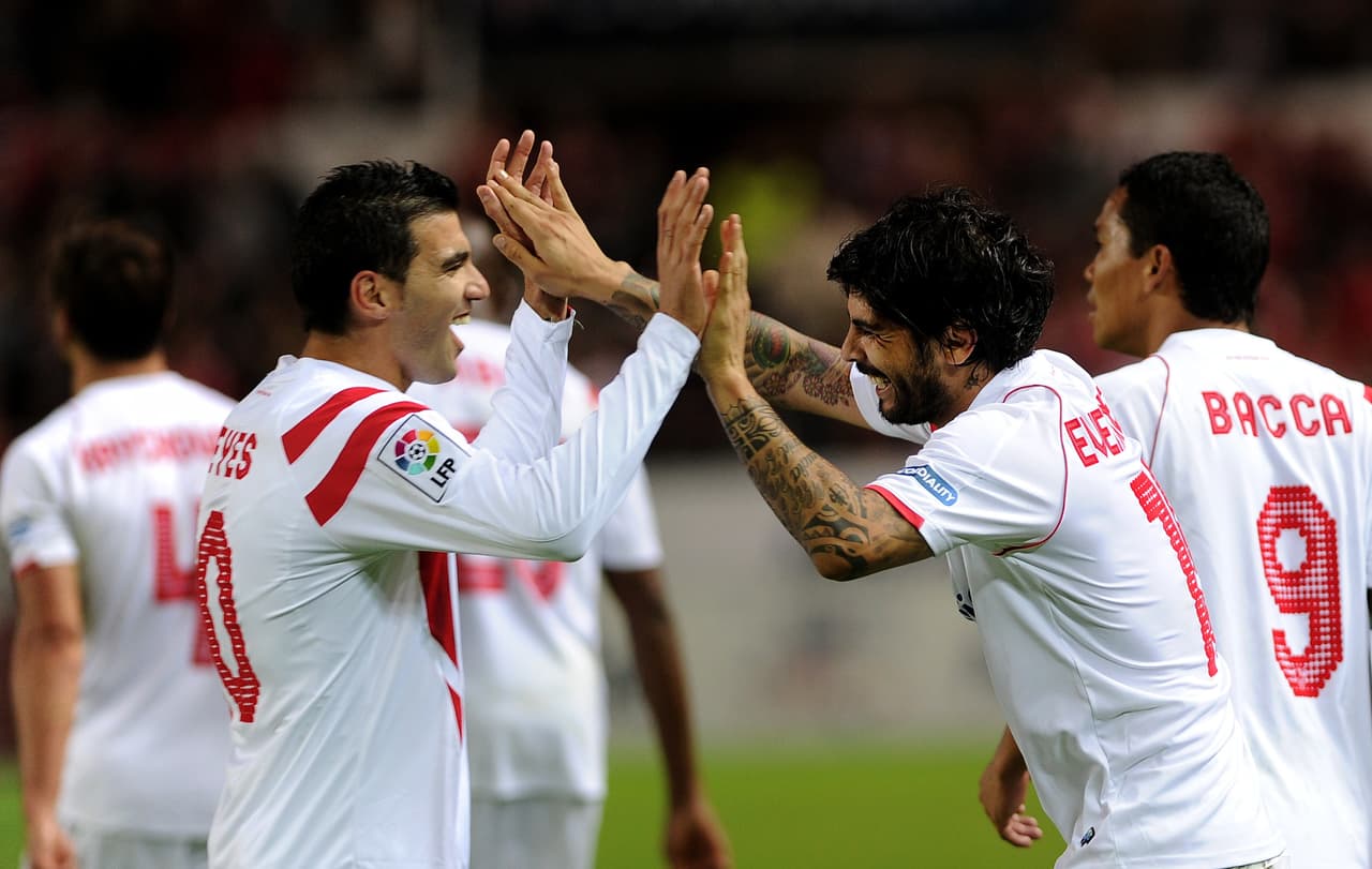 También aparecen dos clubes españoles que pueden dar la campanada y meterse en la siguiente ronda: Sevilla y Valencia. El cuadro andaluz viene de ser bicampeón de la Europa League y aunque tuvo una renovación, conservó a baluartes como Reyes, Banega y Gameiro además de la llegada de Llorente, Immobile, Kakuta y Konoplyanka que le darán potencia a su ofensiva para avanzar en el certamen.