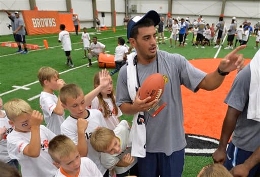 Las mejores tomas de la selección #1 global del Draft 2015 por los Tennessee Titans, el QB Marcus Mariota.