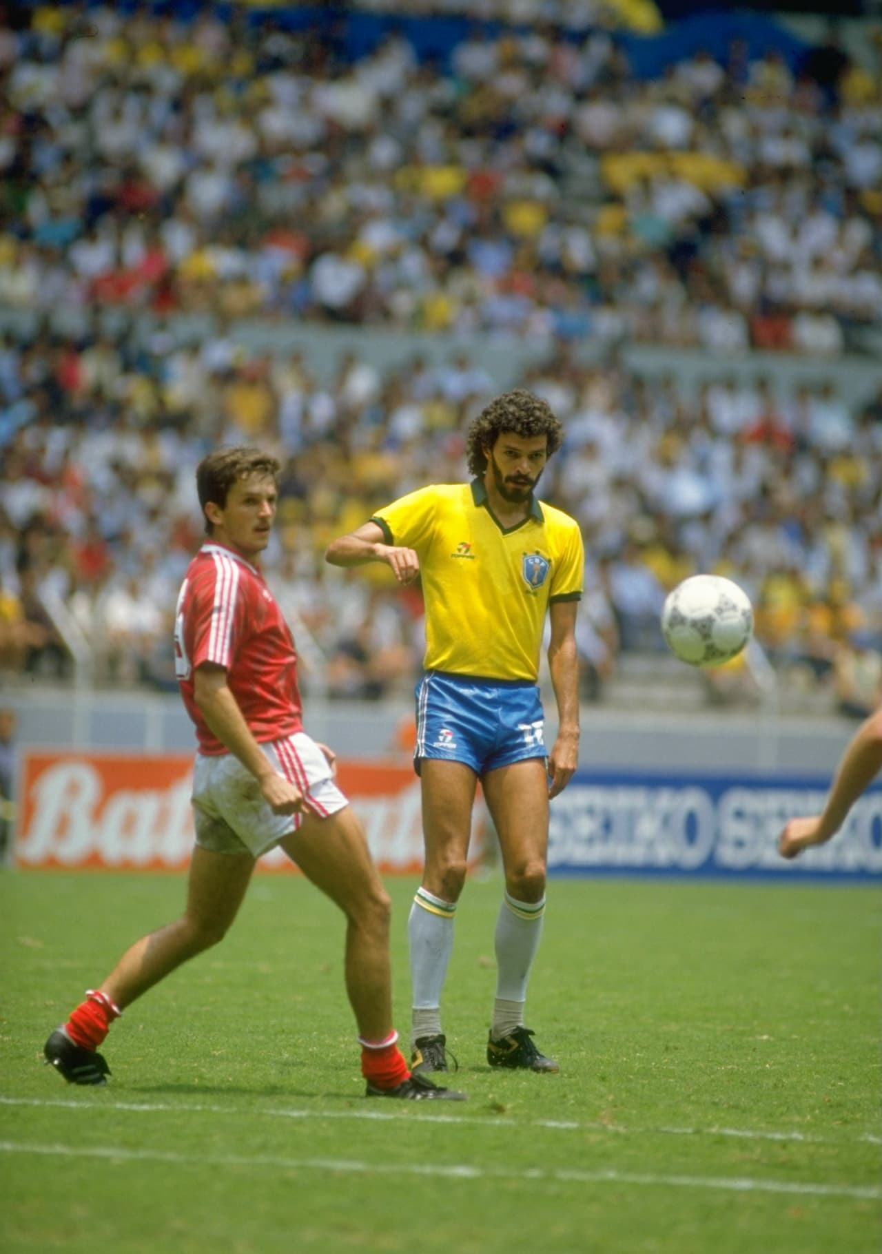 Sócrates y sus compañeros dieron un golpe de autoridad al golear 4-0 a Polonia en octavos de final.