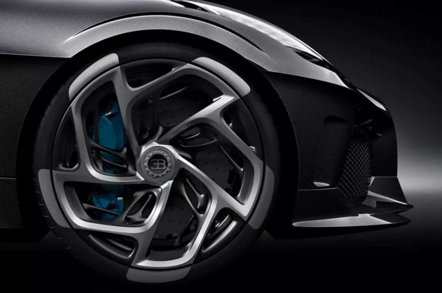 Medios europeos aseguran que el crack de la Juventus y la selección de Portugal es el dueño del único ejemplar de 
<b>La Voiture Noire</b>, una edición de lujo de los autos Bugatti la cual fue mostrada en público el pasada mes de marzo en el Salón del Automovil en Ginebra (Suiza). El costo de este poderoso coche es de 12 millones de euros ¡Qué manera de mejorar tu garaje, Cristiano!