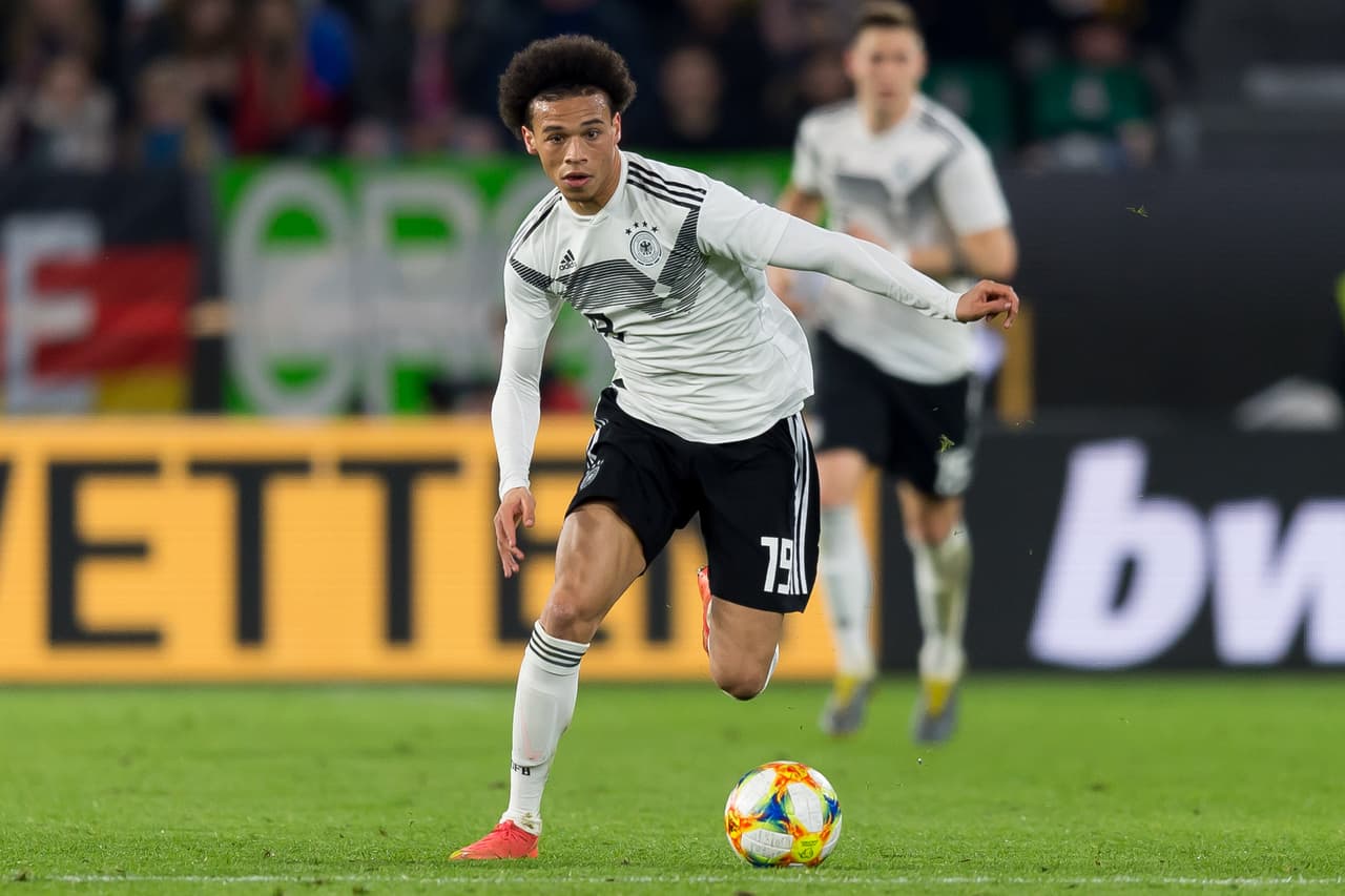Leroy Sané fue asediado por pseudoaficionados.