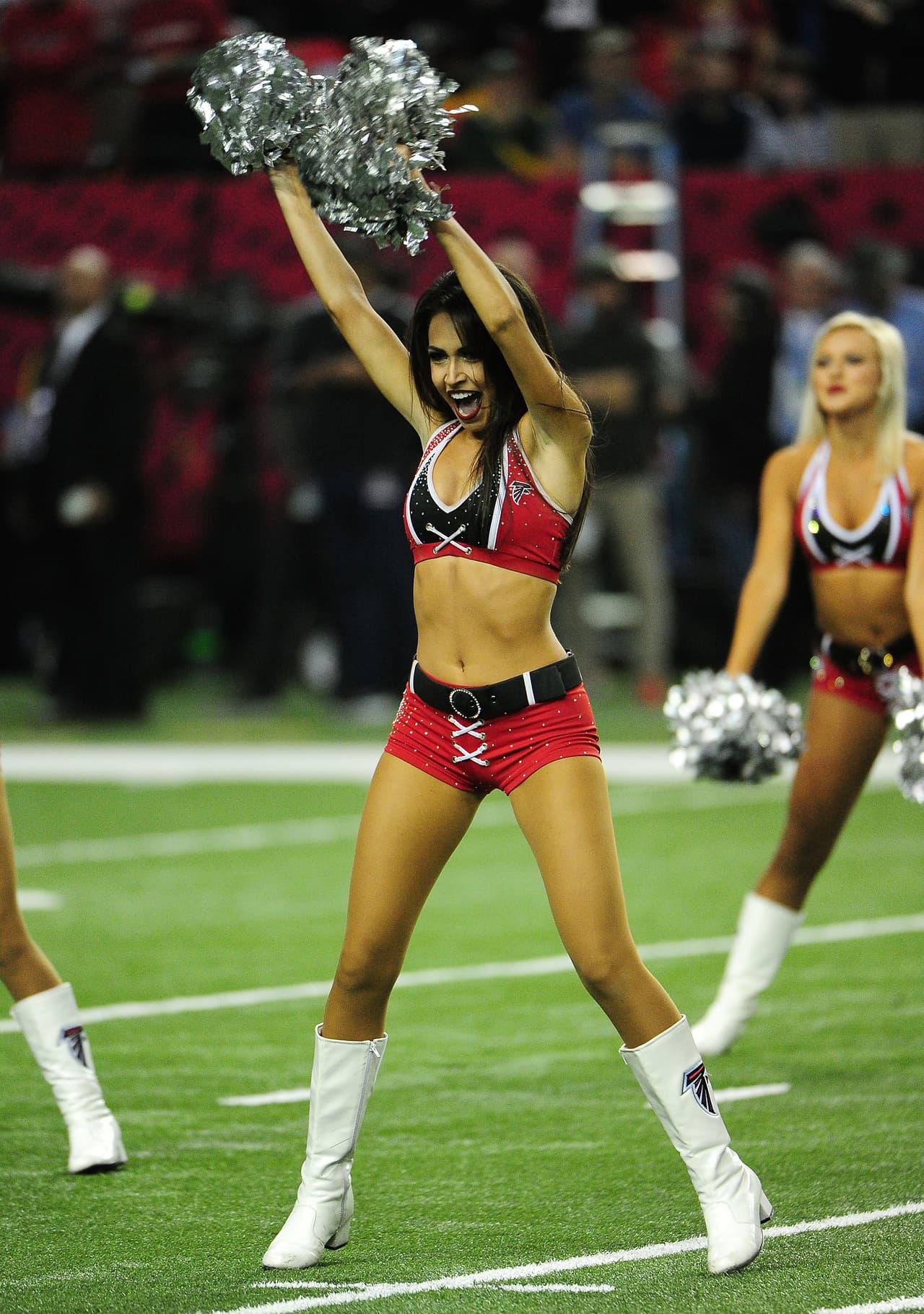 La belleza de las porristas, la alegría de los fanáticos, el colorido de las presentaciones y hasta la presencia de algunas celebridades le dieron el ingrediente perfecto a la fiesta del fútbol americano de NFL fuera de la competencia en la definición de los equipos, Atlanta Falcons y New England Patriots, que estarán en el Super Bowl.