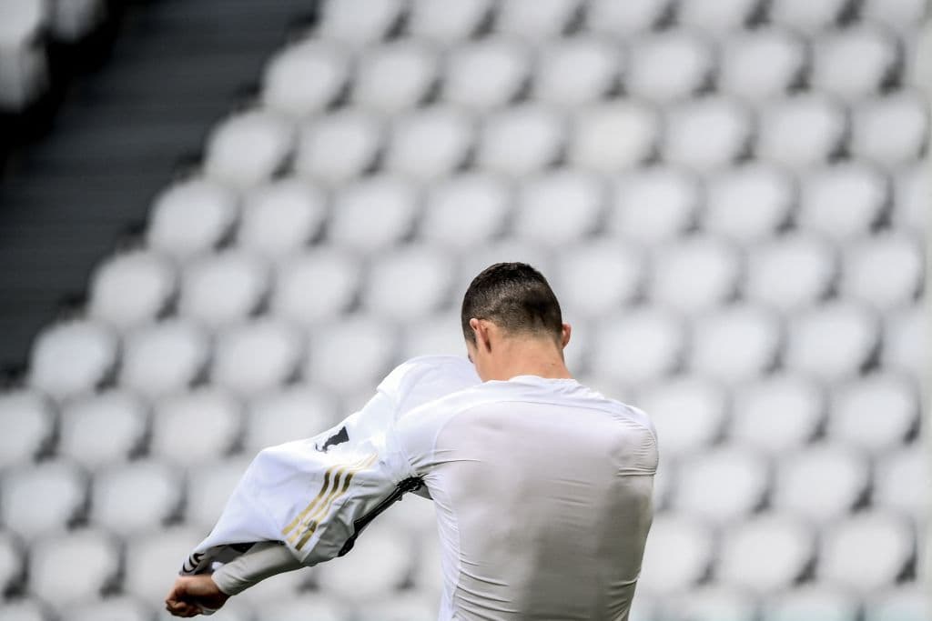 Nuevo berrinche de CR7: Tiró la camiseta, puños a las paredes y sin palabras