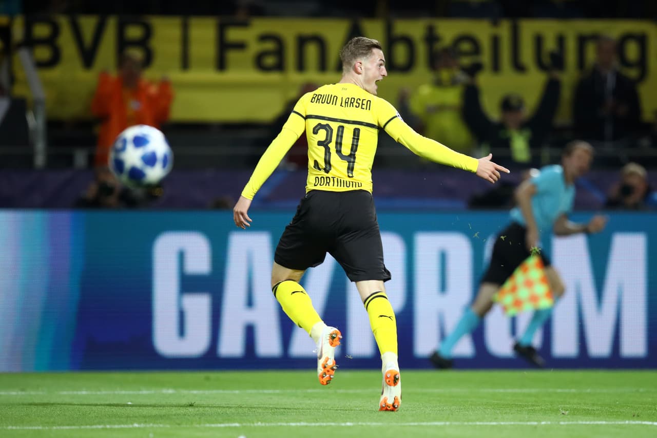 Una excelente asistencia de Jadon Sancho a una diagonal del danés que controló y definió cruzado.