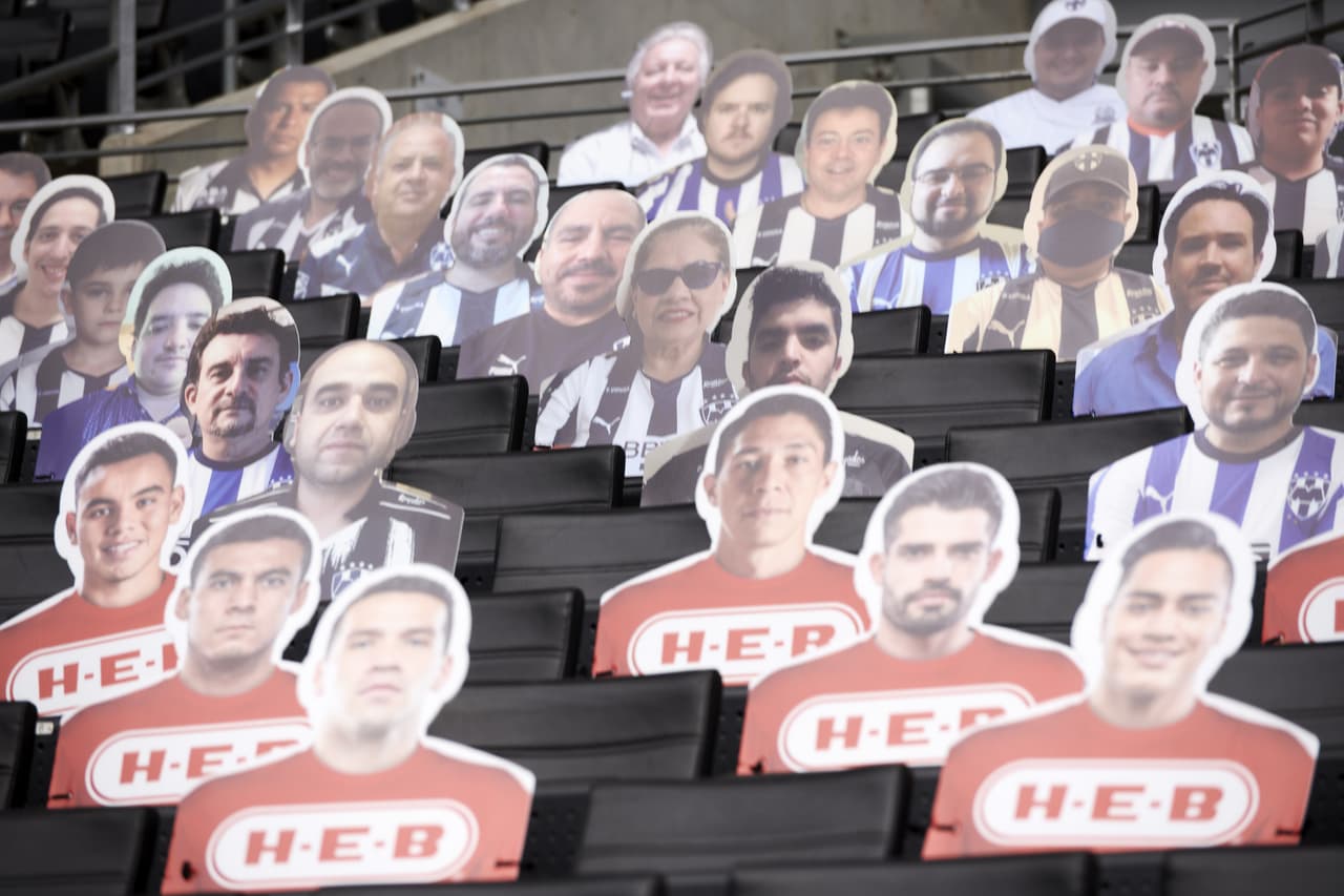 Así lucen algunos de los estadios mexicanos con el motivo de que la afición continúe en contacto con los jugadores durante cada partido.