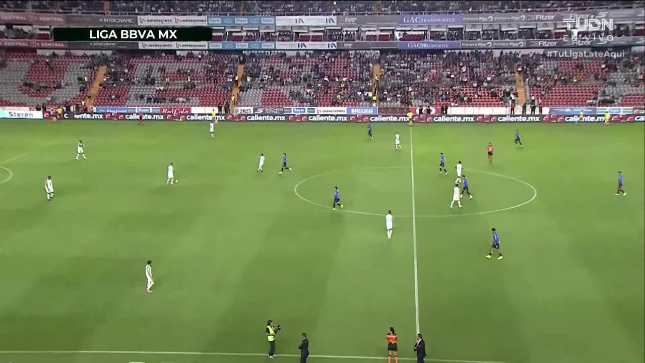 Arranca el partido y la pelota está en juego.
