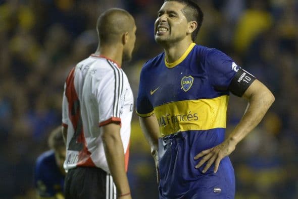 La recta final de su carrera brilló más por los escándalos fuera de la cancha que por los resultados dentro de la misma, Riquelme tuvo roces con la directiva del Boca Juniors en el tema de su contrato por lo que entraba y salía del club de forma constante.