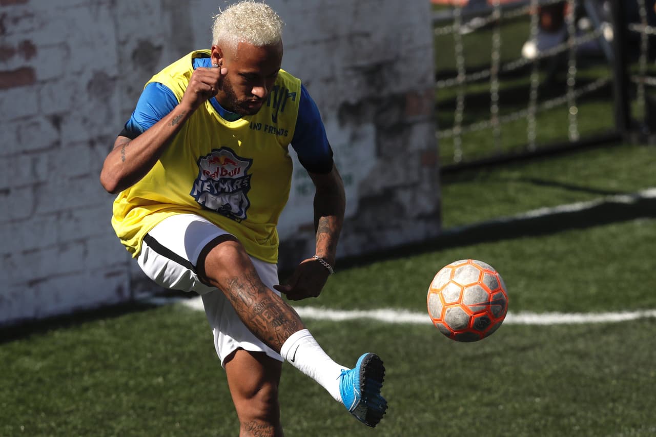 Neymar hizo parte de un partido a beneficio de su fundación en Brasil donde mostró todas sus habilidades, mientras sigue en rebeldía con el PSG.