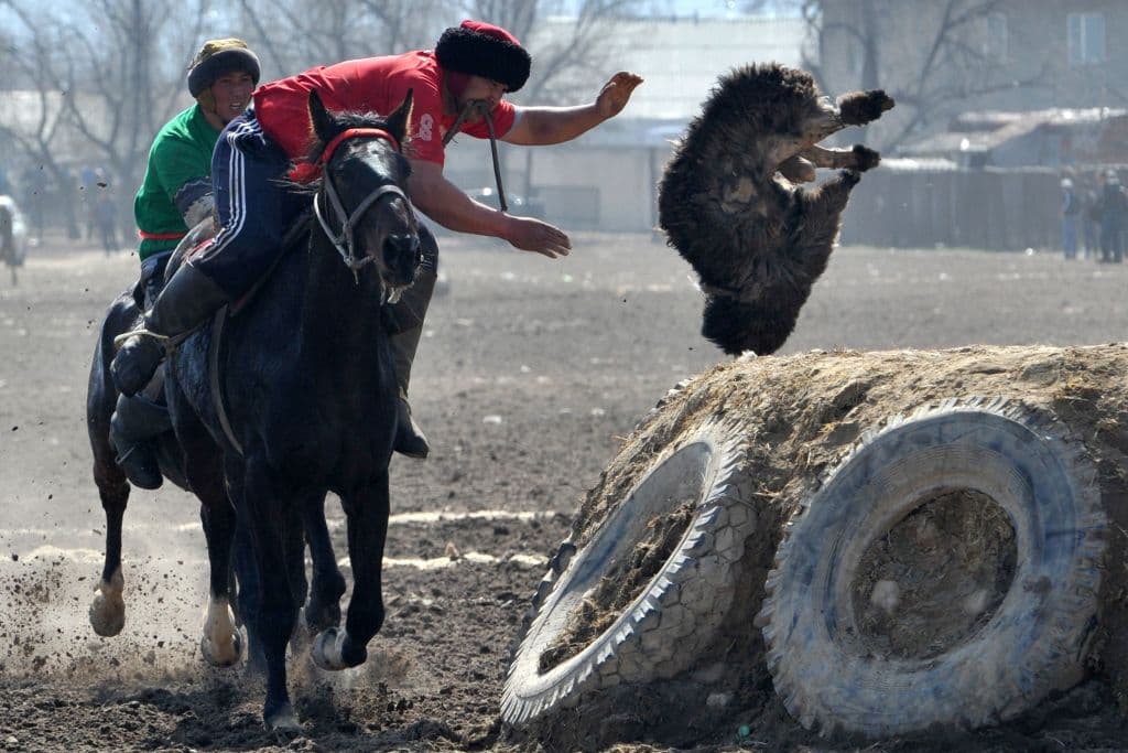 La única diferencia de cualquier deporte es que en lugar de jugar con una pelota utilizan una cabra decapitada. Es un juego muy violento que requiere mucha preparación física.