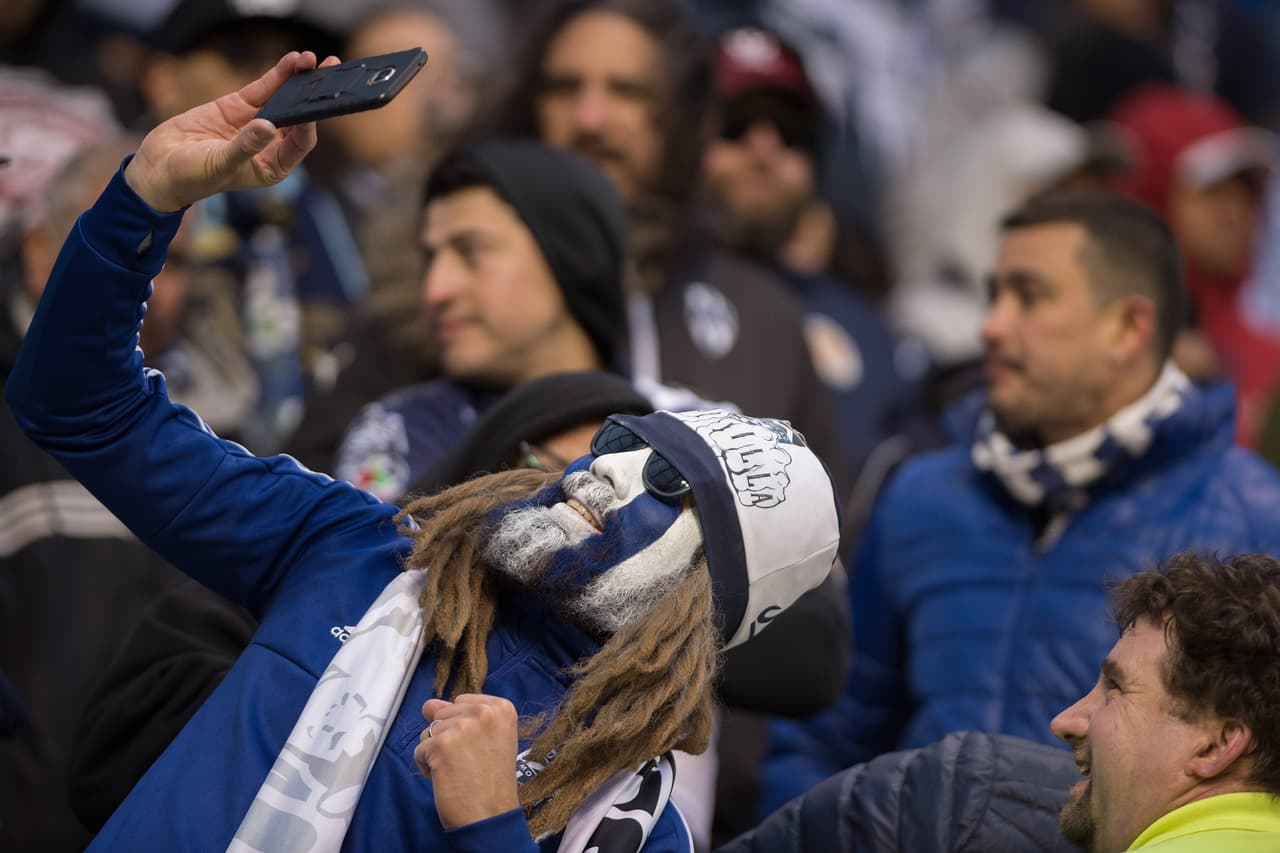 Este fue el ambiente dentro y fuera del Childrens Mercy Spark Stadium, en Kansas City, Kansas, para presenciar el partido de Vuelta de las Semifinales de la Concacaf Champions League entre Sporting Kansas City y Rayados del Monterrey en medio de una noche fría.