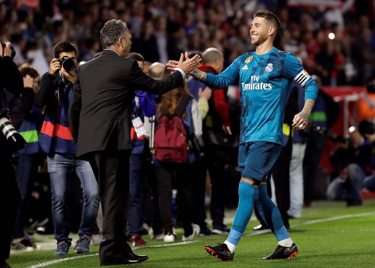 Antes de comenzar, Ramos y Caparrós se saludaron amistosamente.