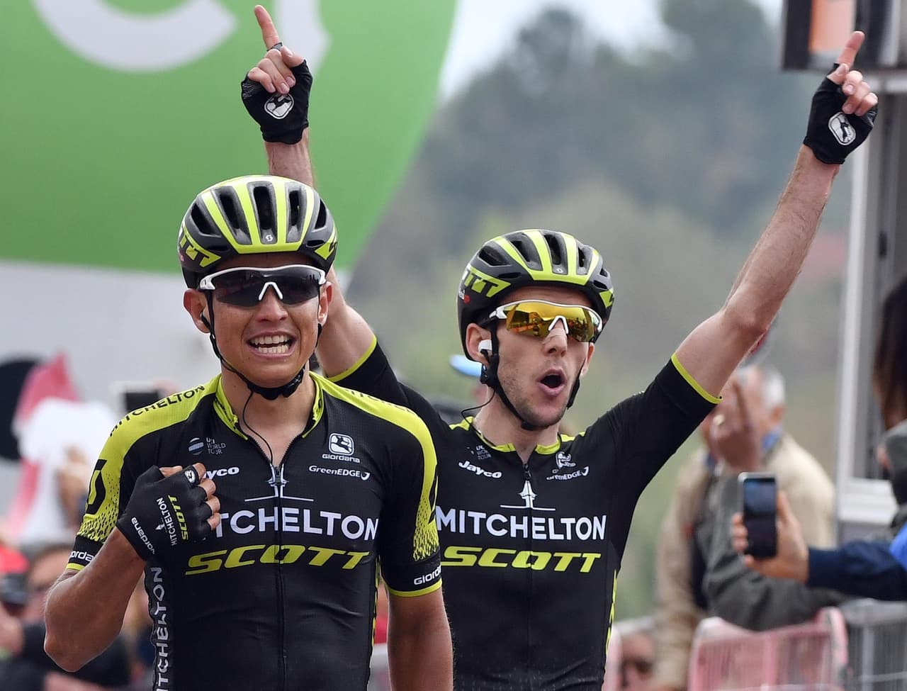 El colombiano entró junto a su compañero de equipo Simon Yates, por lo que el británico se enfunda la 'maglia' rosa de líder.