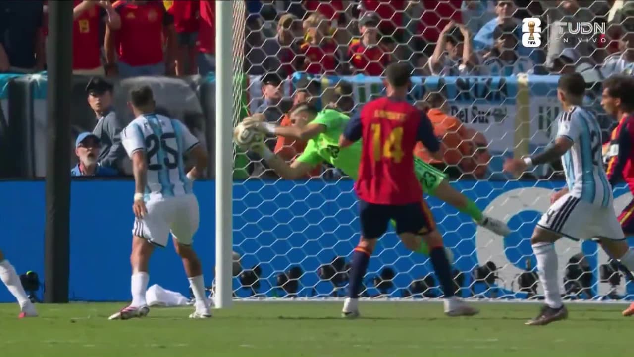 ¡Dibu Martínez le quita un golazo en la línea a España así!