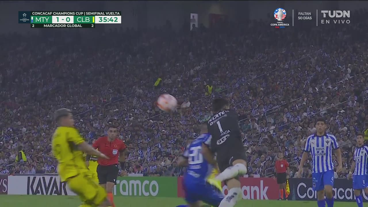 ¡Salida kamikaze de Andrada para evitar el tiro del Cucho y Vegas acaba lesionado!