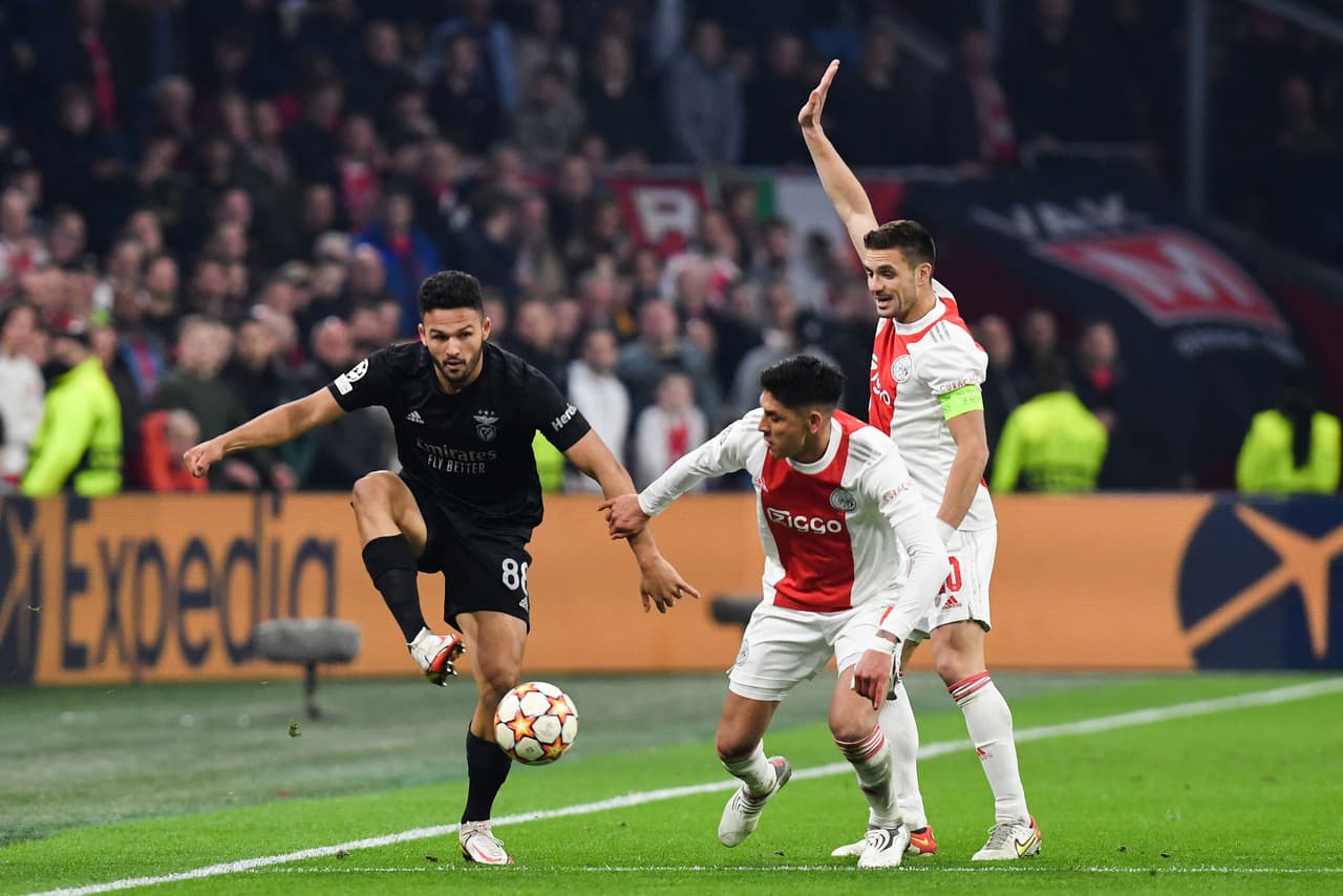 Edson Álvarez realizó un buen compromiso en el medio campo al lado de Ryan Gravenberch.