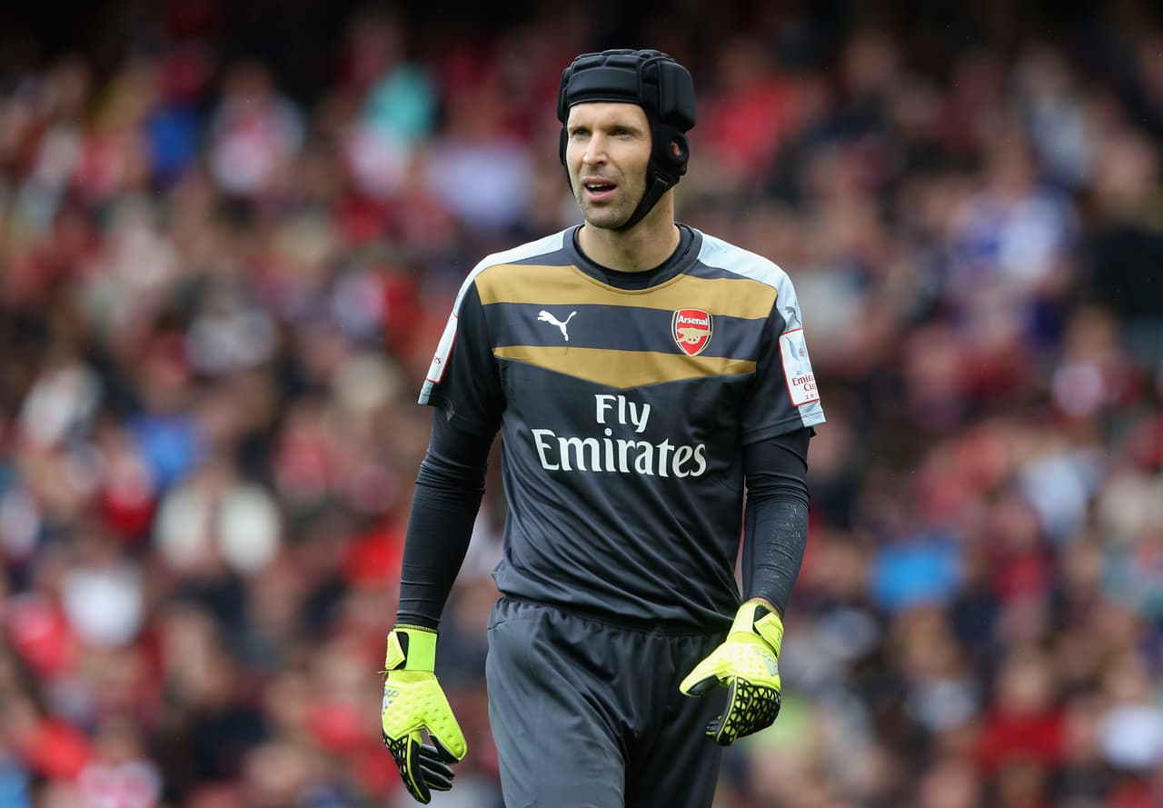 Los Gunners desean terminar con 12 años de ayuno en la Premier y para ello ficharon a un portero de experiencia como el checo Petr Cech quien peleará por el puesto de titular con el colombiano David Ospina.