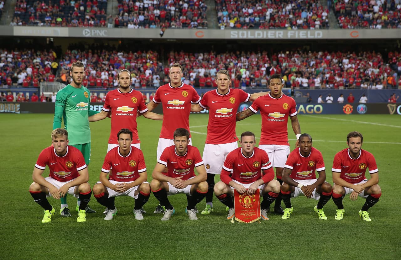 El Manchester United, como máximo ganador en la Premier League con 13 títulos de Inglaterra, encabeza a los equipos candidatos a pelear por la corona en una campaña donde busca regresar a la gloria en el Reino Unido pues desde hace dos temporadas no se lleva el cetro británico.