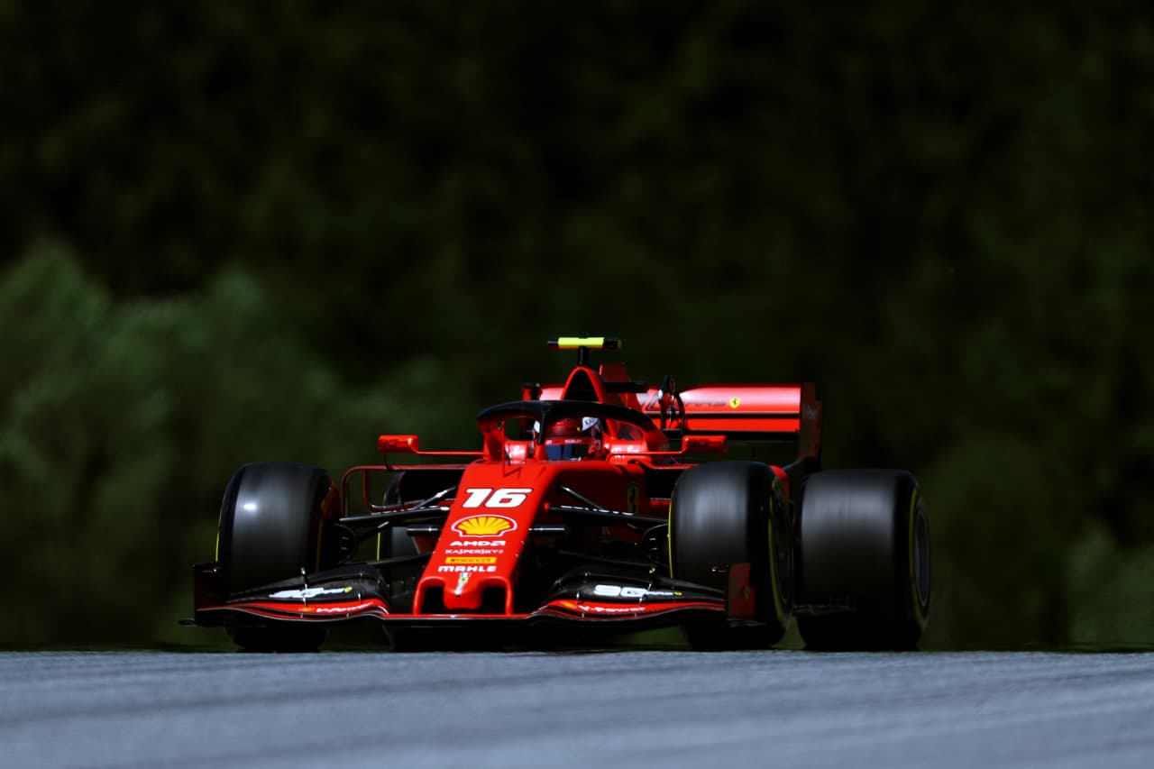 Este viernes los motores se prendieron en el Red Bull Ring, en Spielberg, para dar inicio al Gran Premio de Austria con las primeras dos sesiones libres. Charles Leclerc y Lewis Hamilton fueron los dos más rápidos en una jornada accidentada en la que Max Vertsappen, Valtteri Bottas, Sebastian Vettel, Pierre Gasly, entre otros, tuvieron inconvenientes.