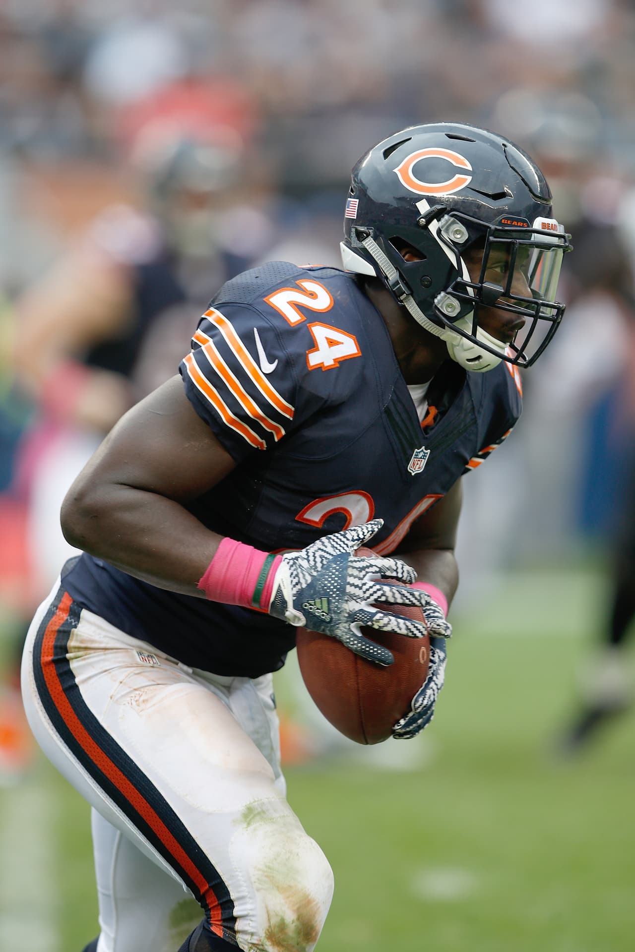 <i>La Estrella</i>: JORDAN HOWARD
<br>Tuvo un año de novato espectacular y le robó el puesto a Jeremy Langford. Pese a que solo arrancó 13 juegos como titular, terminó con 1313 yardas por tierra -la segunda mejor cifra entre los corredores- además de seis touchdowns. Ahora que ya conoce perfectamente a la línea ofensiva y el playbook, será una amenaza para las defensivas, pues tiene fuerza y velocidad.