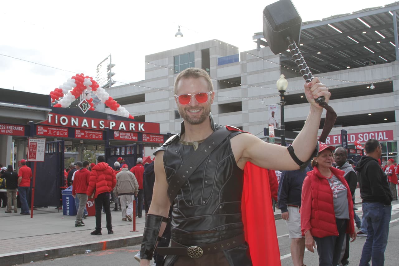 Comienza a caer la noche en Washington y los aficionados empiezan a llegar el estadio para ver el juego 3 de la Serie Mundial.