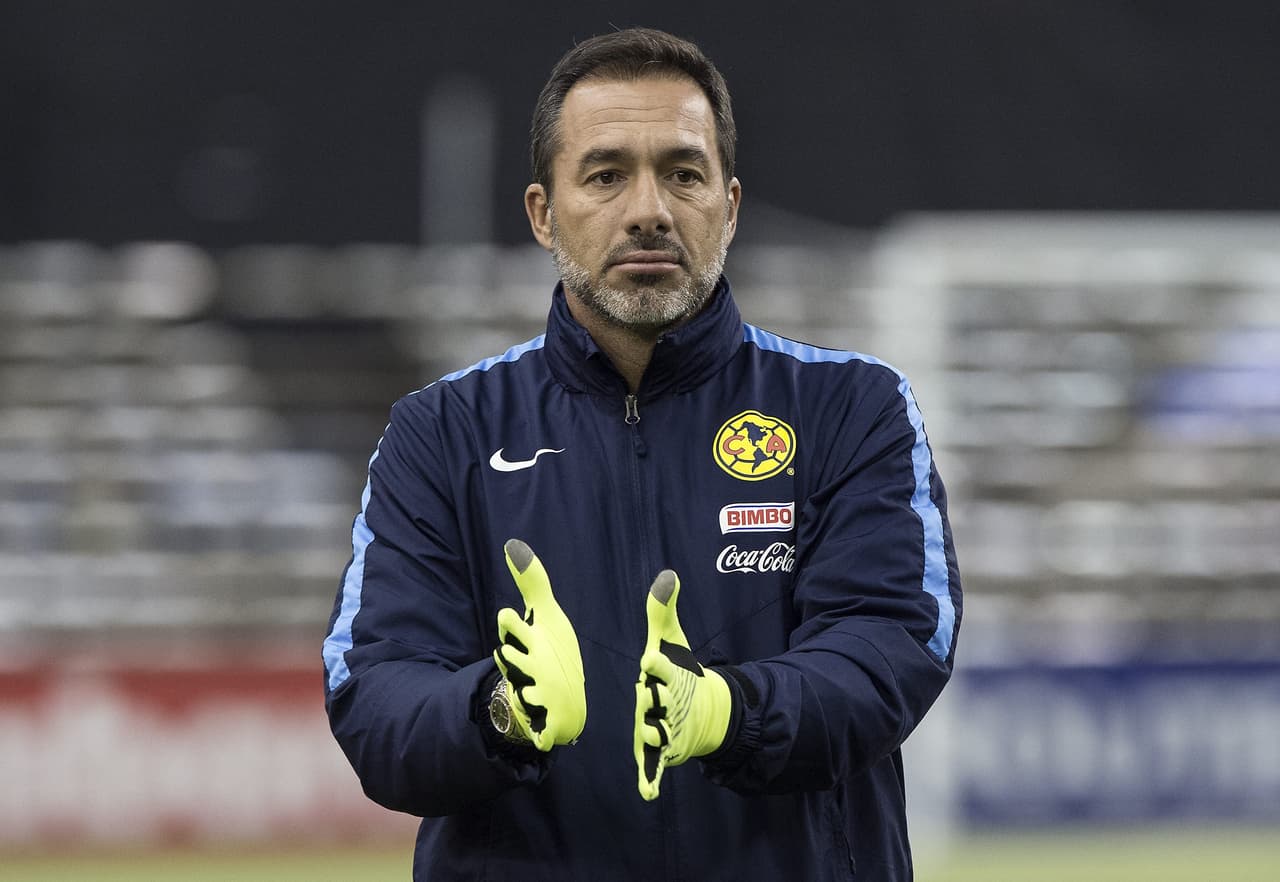 El uruguayo Gustavo Matosas era el nombre que sonaba y llegó al banquillo americanista. En su etapa, no alcanzó la gloria local pero sí se coronó en la Liga de Campeones de la Concacaf en 2015. Salió a mediados de ese año.