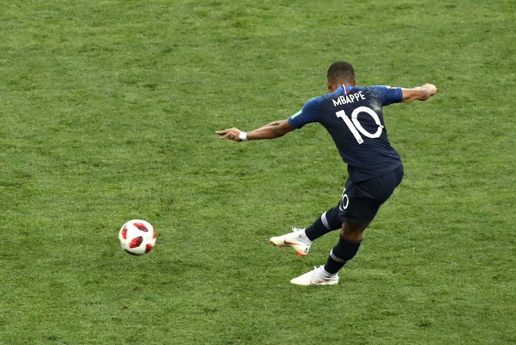 Kylien Mbappe marcó al minuto 20 del segundo tiempo el 4-1 a favor de Francia, tanto que también llegó con un latigazo desde afuera del área.