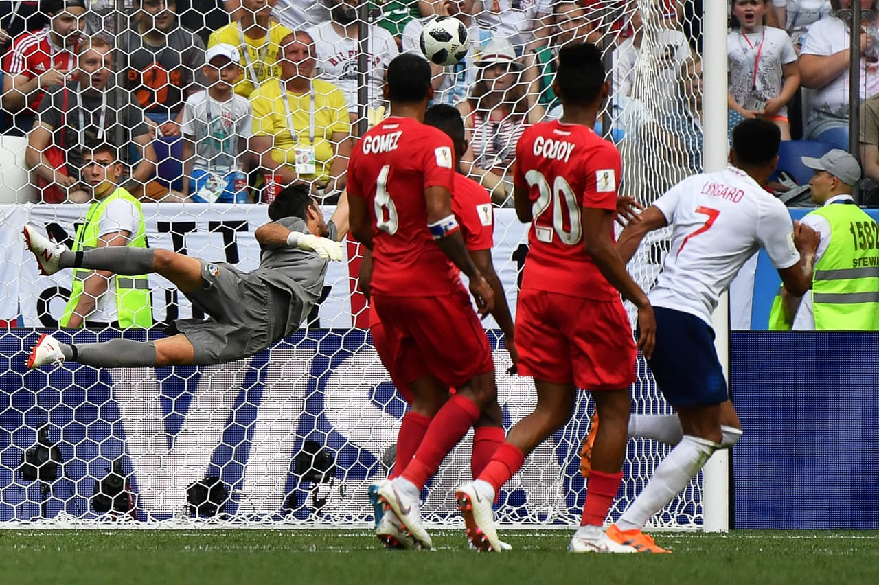 El jugador del Manchester United anotó un golazo en la fase de grupos. Recibió cerca de la medialuna y de pierna derecha mandó el balon muy cerca del ángulo de Jaime Penedo con una rosca envidiable.