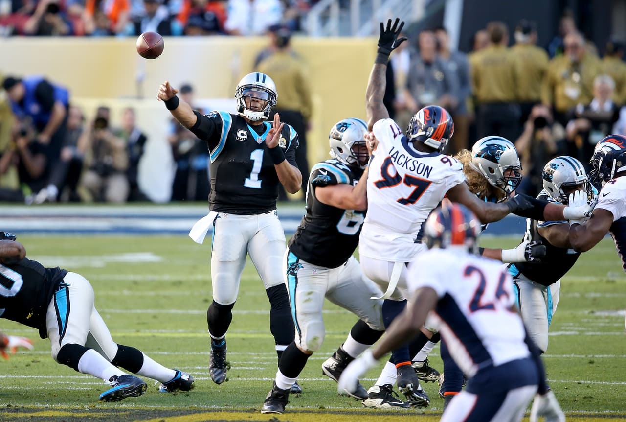 La presión, los nervios y la inexperiencia en Super Bowl se notó en Cam Newton durante la primera mitad del juego.