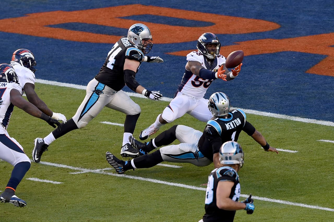 Von Miller le safó el balón a Cam Newton.