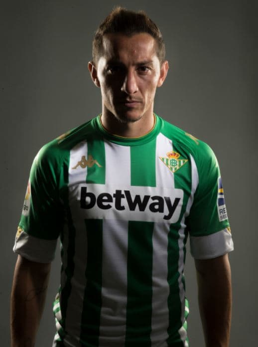 Andrés Guardado modela la nueva playera de Real Betis.