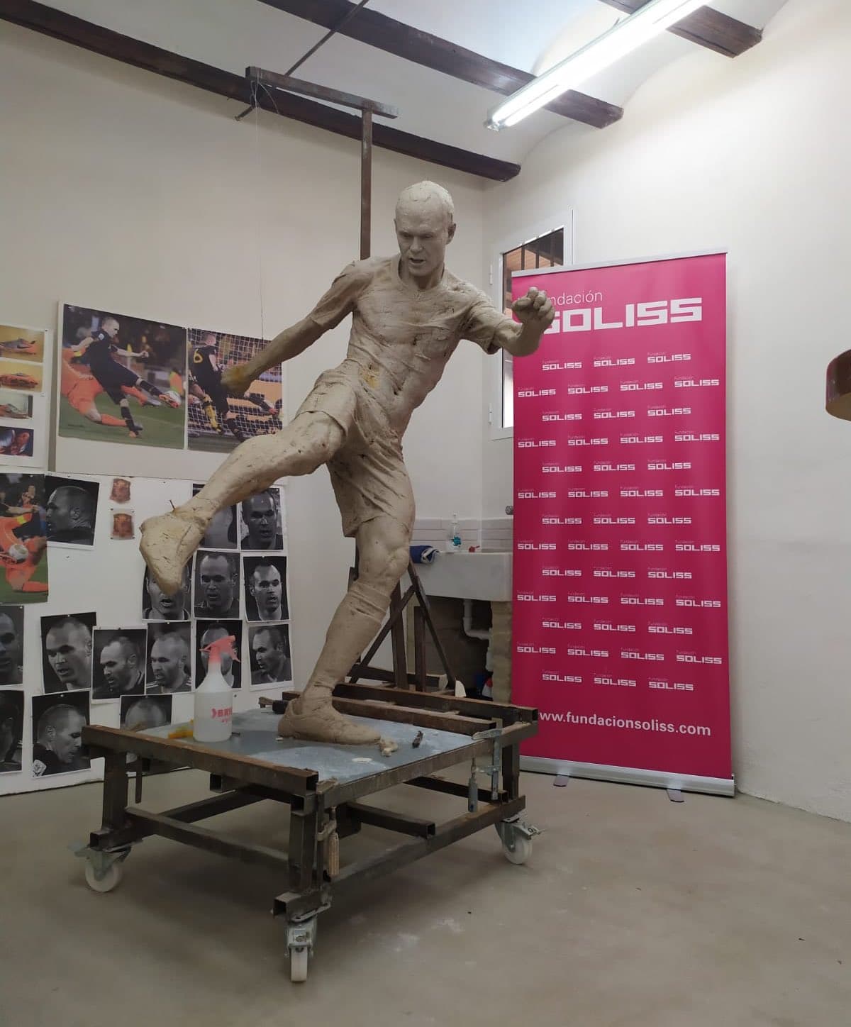 El jugador héroe de España en Sudáfrica 2010, Andrés Iniesta, envió un mensaje tras haberse revelado su escultura en Albacete, pero al no contar con pantalones, el exjugador del Barcelona publicó en su cuenta de Twitter "Gracias por ponerme pantalones". Esta imagen del exfutbolista es icónica, pues representa la jugada que le dio el título a España en el Mundial de hace una década.