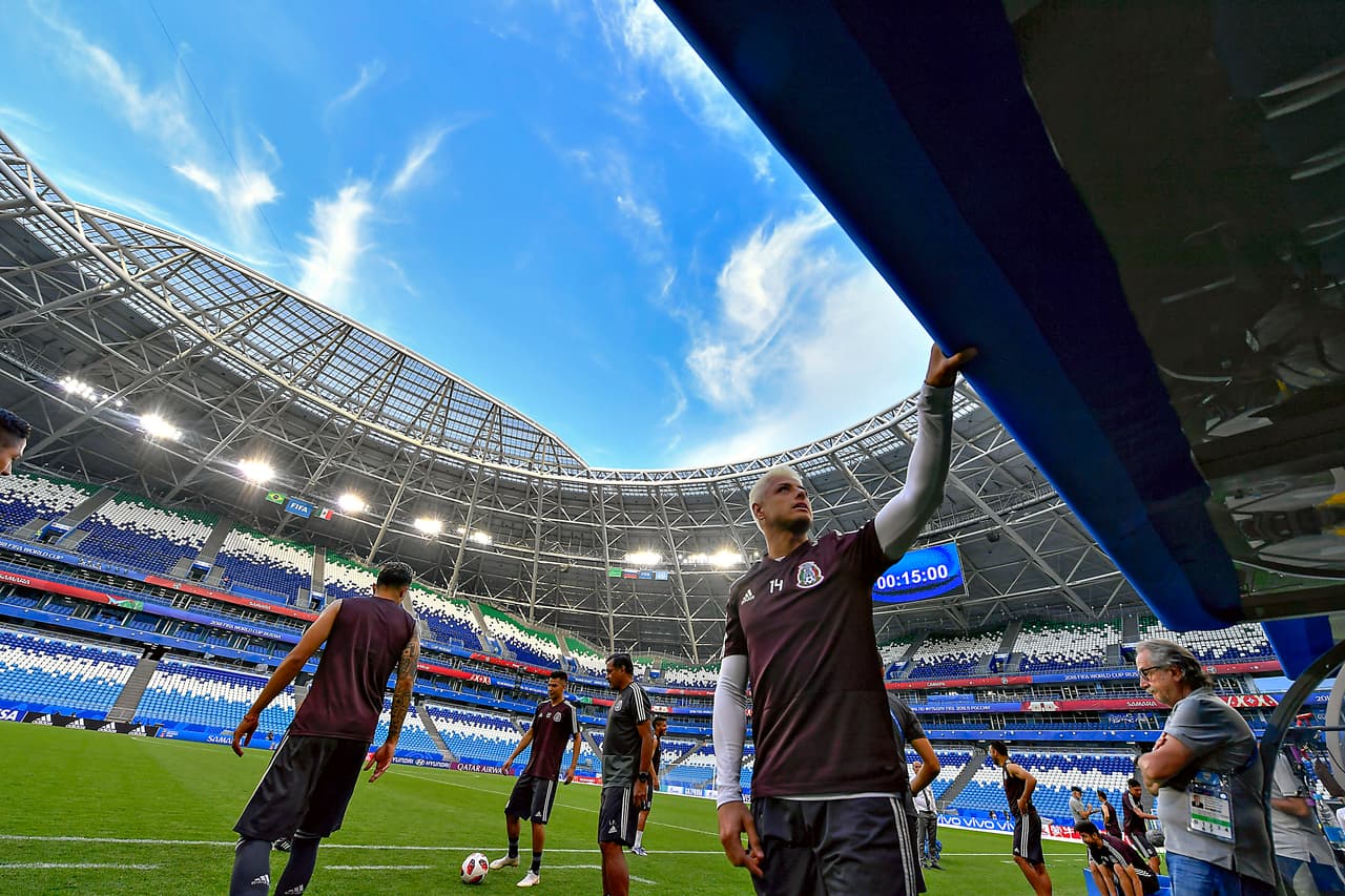 La llegada del equipo, con el cielo en un día soleado, vio el cabello teñido de 'Chicharito'.