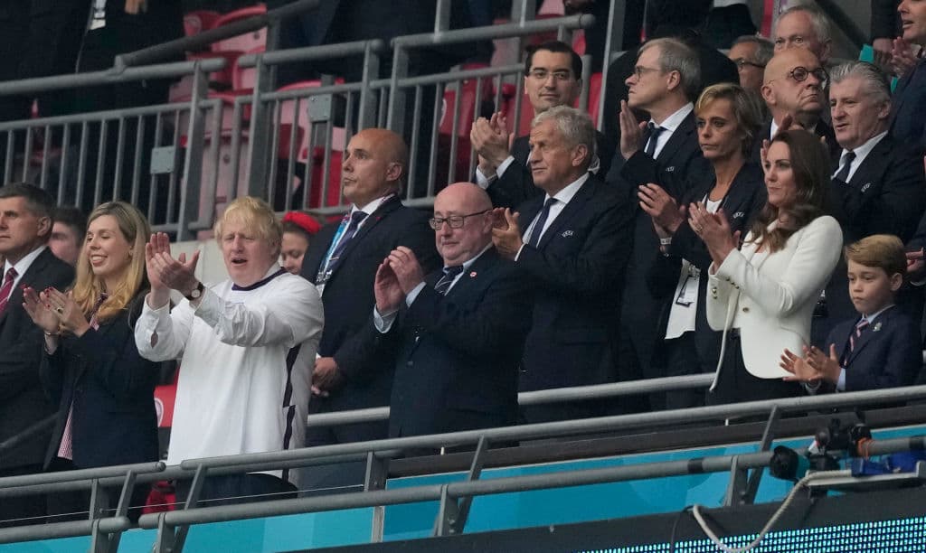 Se juega la final de uno de los eventos deportivos más importantes del año y ellos son los invitados más distinguidos de la velada.