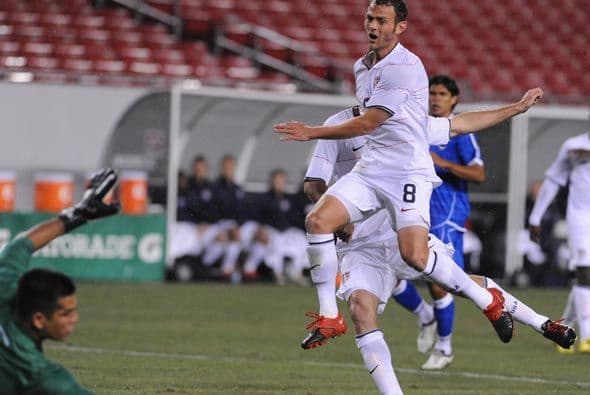 Brad Davis intentó un cañonazo casi a bocajarro, pero el guardameta Luis Montes apareció de nuevo con gran desviada.