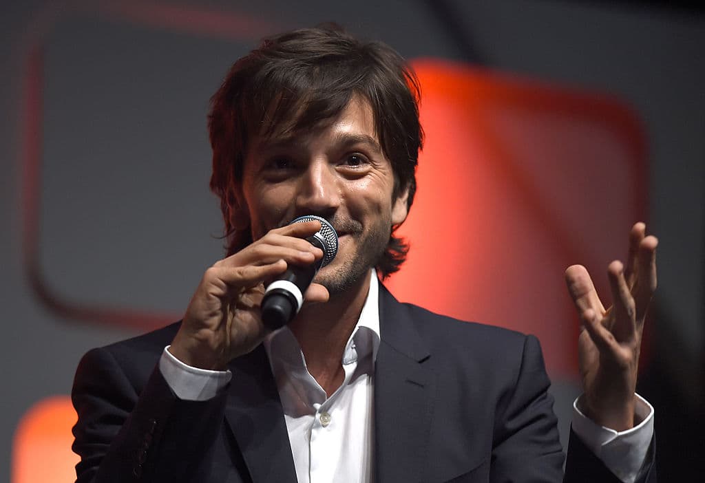 Él le da crédito a la respuesta de los fanáticos por su éxito al continuar la historia de Andor en la precuela e insta a los espectadores a continuar votando con sus dólares y sus voces.