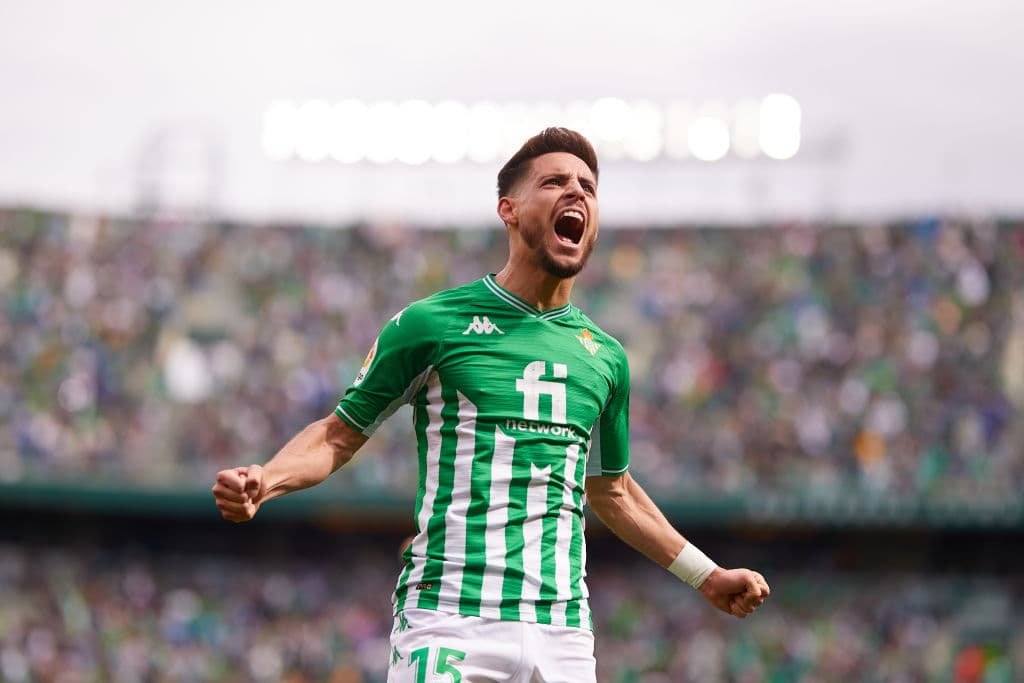 Con dos goles de Juanmi, uno de William Carvalho y otro de Alex Moreno, el Betis, que tuvo al mexicano Andrés Guardado en los últimos 10 minutos, goleó por 4-1 al Osasuna y es quinto en LaLiga.