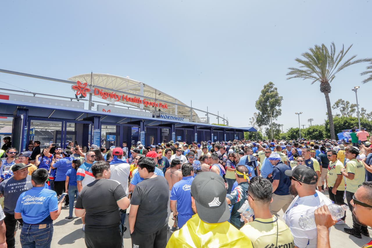 Con este gran ambiente y colorido, los apasionados fans de Necaxa y Cruz Azul, le dieron la bienvenida a sus amados clubes previo a que disputaran la Supercopa MX, que congrega a los dos pasados monarcas de las ediciones recientes de la Copa MX en un trofeo que desata pasiones. Así se vivió el color antes del arranque del cotejo en Los Ángeles.
