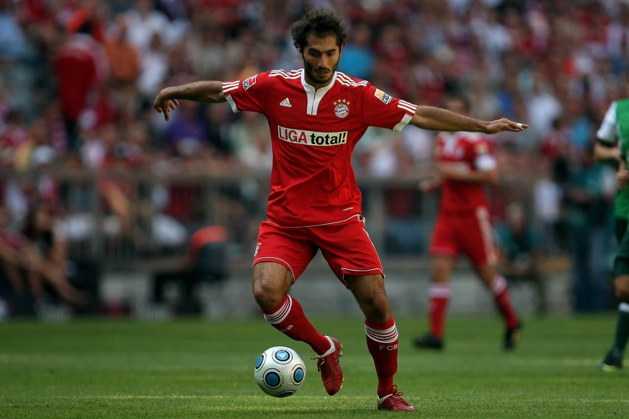 Tras debutar en el Wattenscheid 09 y pasar por el Schalke 04 el turco Hamit Altintop llegó al Bayern Múnich en el 2007 hasta el 2011, año en el que se fue con seis trofeos en su palmarés con destino al Real Madrid.