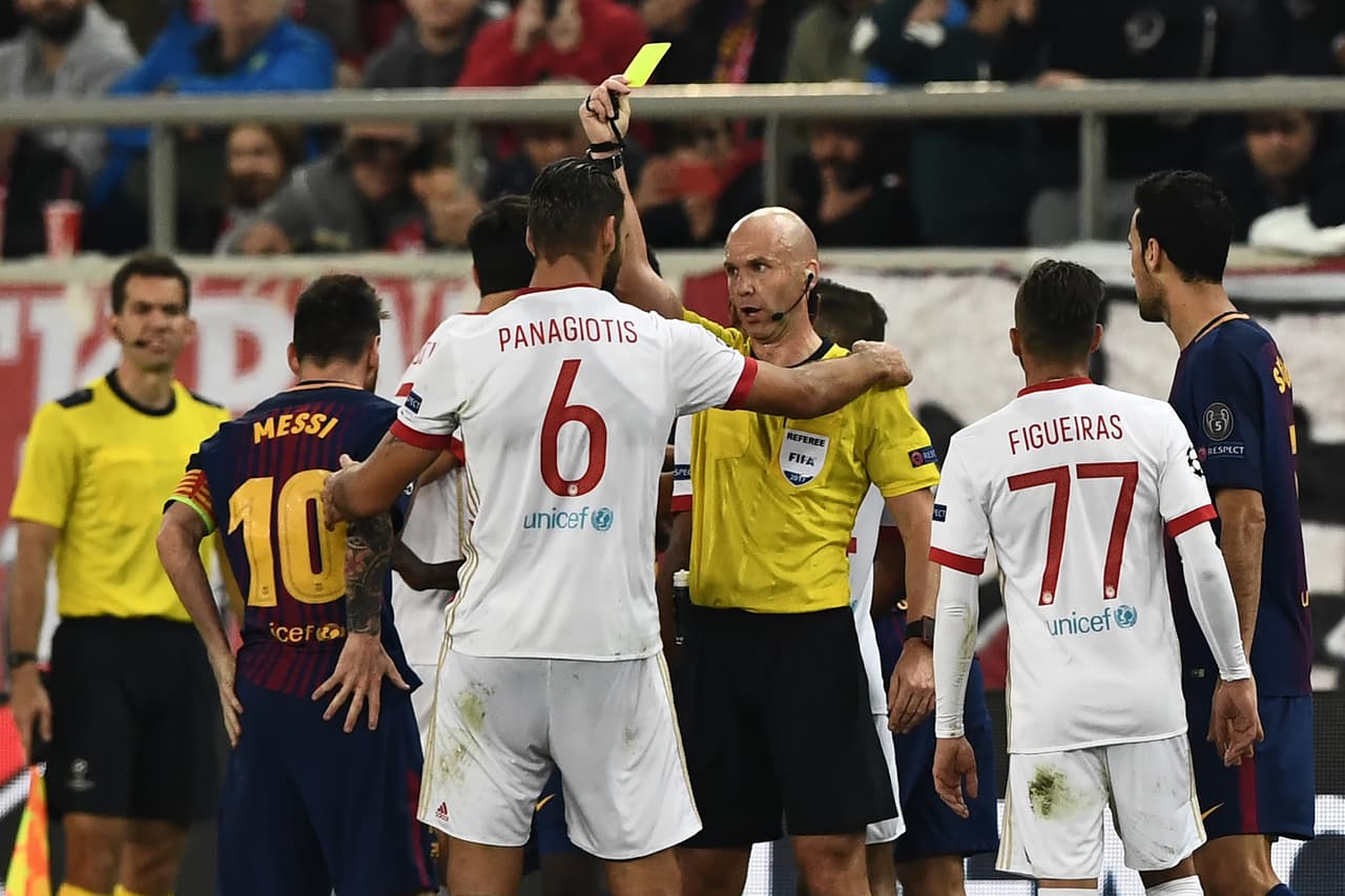 El árbitro castigó los excesos de los locales para detener a un Barcelona motivado por el triunfo.
