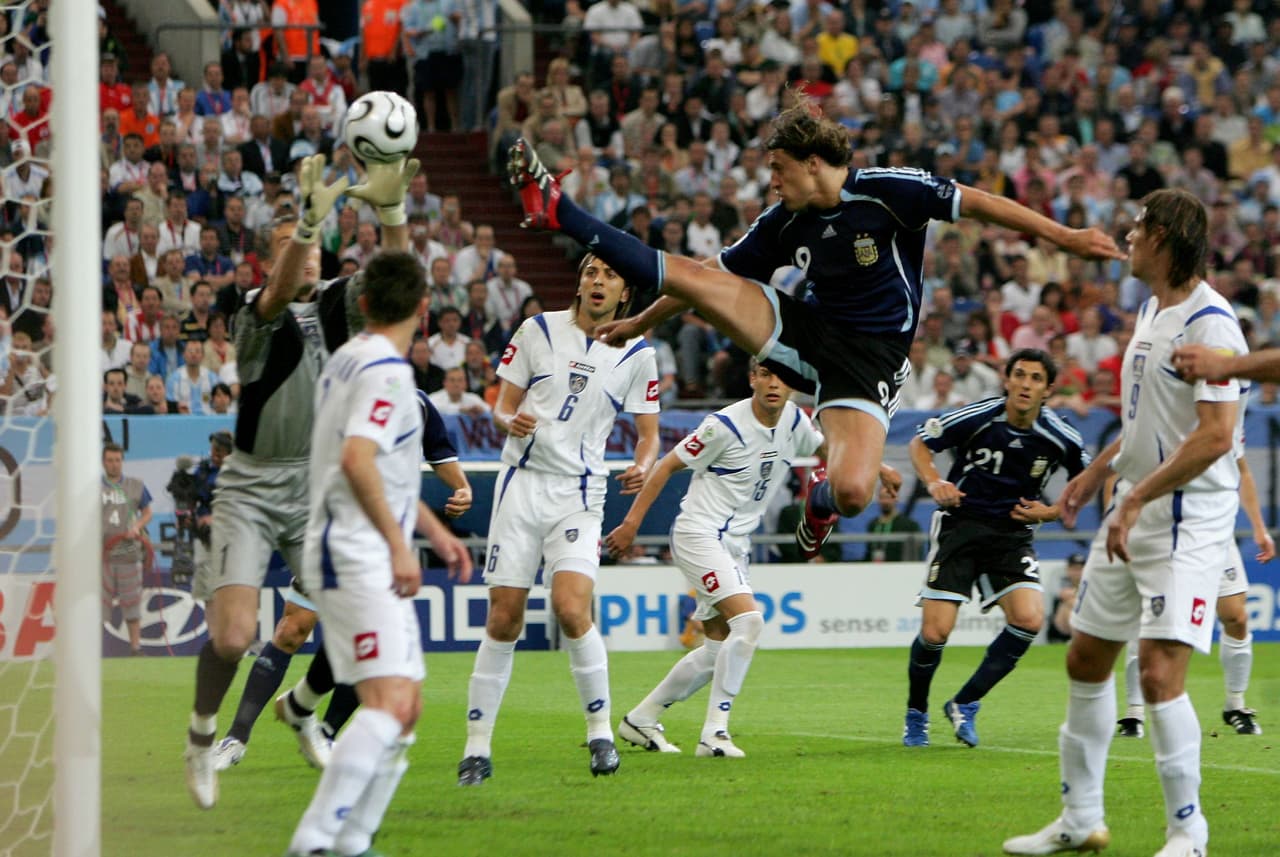 Tras perder su primer duelo contra la Holande del joven Arjen Robben,
<b>a Serbia y Montenegro le tocó sufrir contra la Argentina de Hernán Crespo.</b>