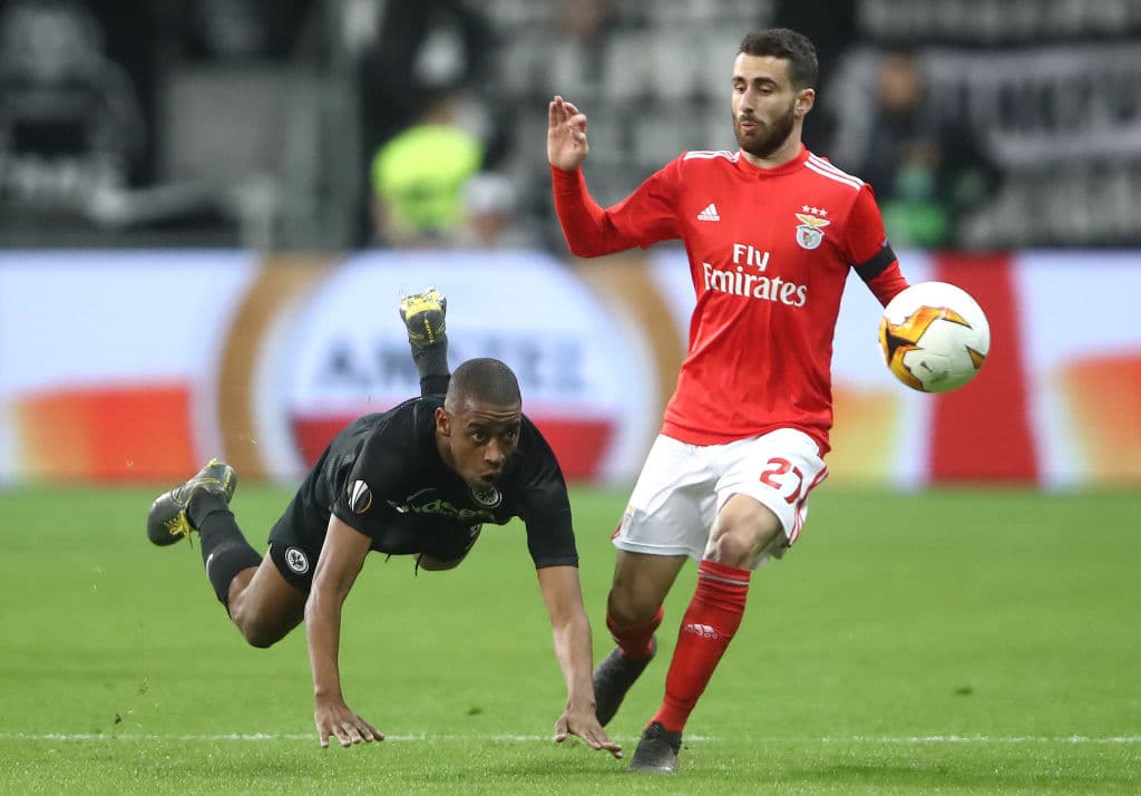 Pero también el Benfica sabía que una ventaja de dos goles no era definitiva ni imposible de remontarse, así que también, aunque con la tibieza que da una ventaja de ese margen, intentaron hacer daño.