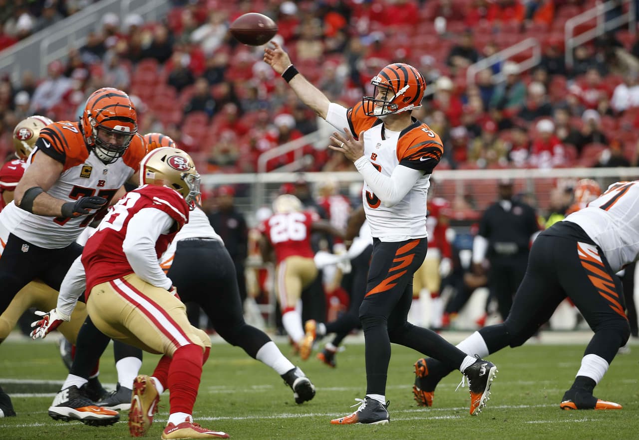 A.J. McCarron debutó como profesional en la NFL y le dio a los Bengals su boletos a la postemporada al derrotar 24-14 a los 49ers.