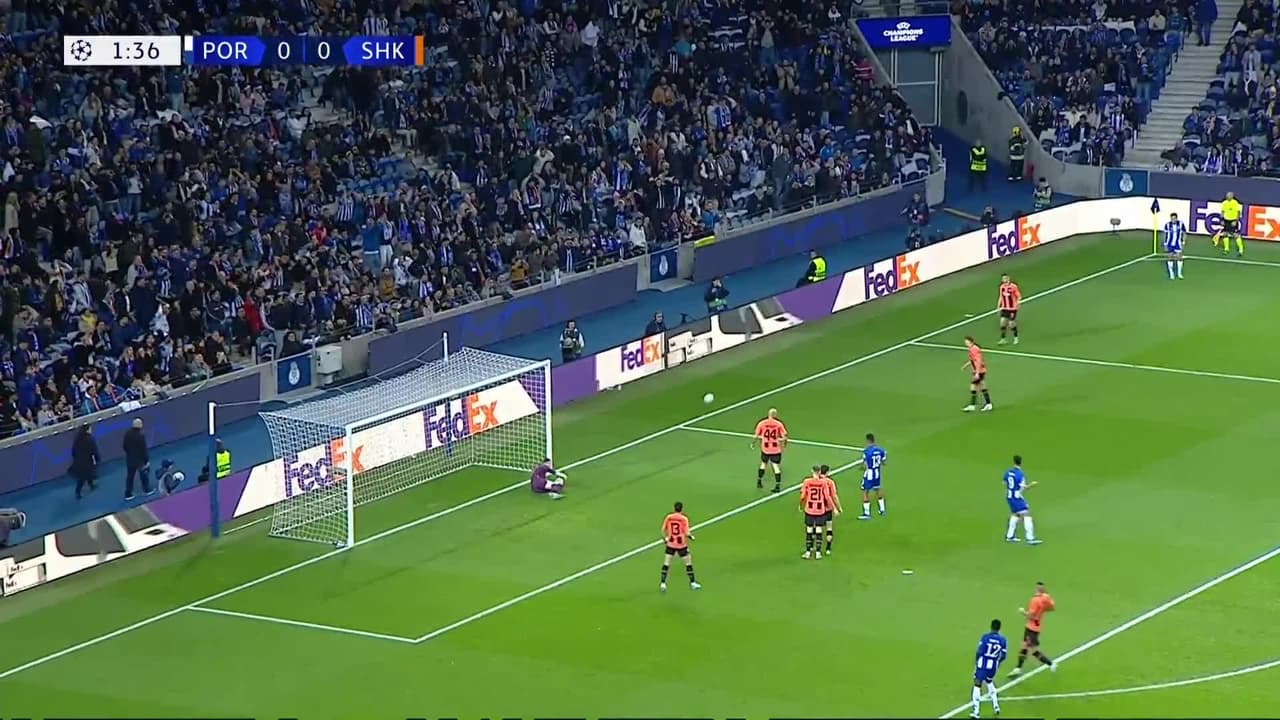 ¡TIRO ATAJADO! disparo por Mehdi Taremi.